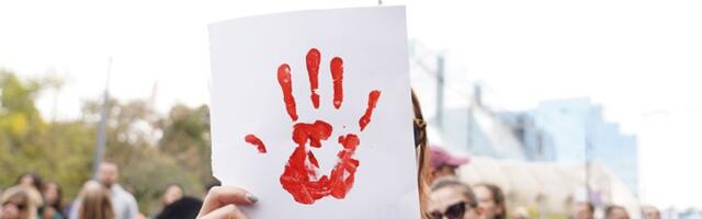 „Ruke su vam krvave“ i u Ljubljani: Nekoliko stotina ljudi odalo poštu stradalima