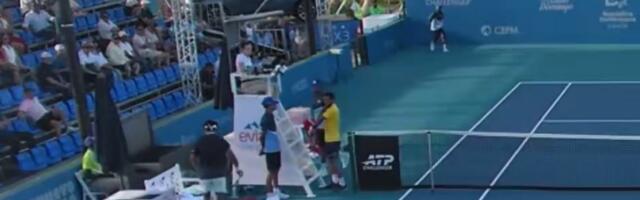 "Smeješ se, je l? Pogledaj me u lice i nasmej se onda!" Džumhur napravio haos na terenu /VIDEO/