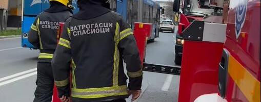 ZAPALILA SE KUHINJA NA TREĆEM SPRATU! NS vatrogasci u akciji od ranog jutra (VIDEO)