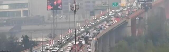 Popodnevni špic uzima maha: Kiša dodatno napravila kolaps u saobraćaju, smerovi ka gradu krcati, vozila mile (FOTO)