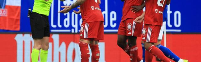 Nasilje zbog loših rezultata kluba u kom igra reprezentativac Srbije: Maskirani navijači Sevilje pretili smrću, intervenisala i policija!