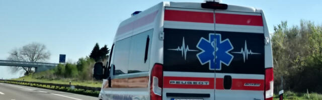 Воз ударио аутомобил код Обреновца, једна особа повређена