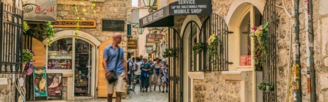 U Budvi naplatili sedenje u kafiću: "Neću ništa" - košta (FOTO)