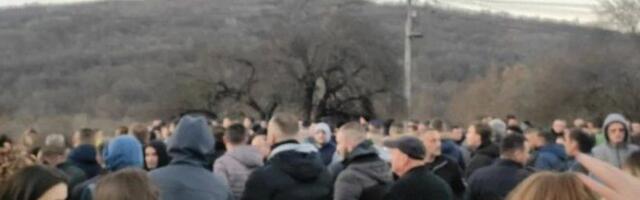 Srbi u Gotovuši blokirali put, traže hitno hapšenje napadača na srpske dečake!