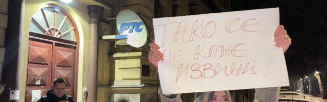 „Još odjekuje tišina“ – niški novinari se okupili ispred dopisništva RTS-a da podrže kolege