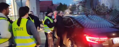 Na kolonu u protestu u Leskovcu naleteo vlasnik Robne kuće koji je ogradio nezakonito prostor u centru a vlast ga štiti