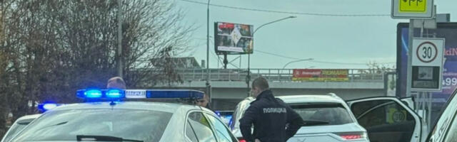 POTERA ZA LUKSUZNIM AUTOMOBILOM U ČAČKU Vozač odbio da stane pa ga blokirale tri policijske patrole