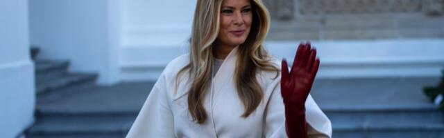 Melanija Tramp u savršenom prazničnom izdanju: Dočekala jelku koja je stigla u Belu kuću u cipelama i kaputu  iz snova