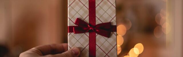 Želite da poklonite kolegi gift karticu za praznike? Evo kako da izbegnete prevare