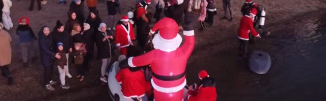 Tri Deda Mraza izronila iz vode, pa se glavni pojavio na čamcu: Bajka na Gradskom jezeru u Beloj Crkvi