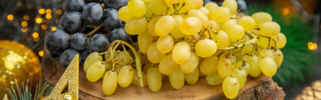 Španija: Nova godina uz 12 zrna grožđa, običaj “las doce uvas de la suerte” da se obezbedi sreća