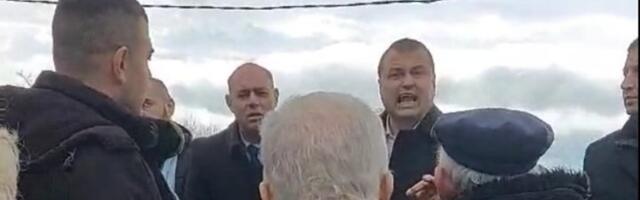 Stanovnici Dubova IZVIŽDALI opštinsko rukovodstvo (VIDEO)