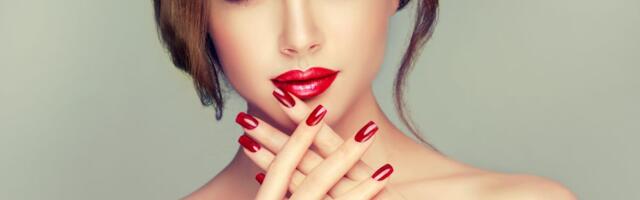 Zaboravite klasičnu crvenu - Ove 3 nijanse noktiju dominiraju 2026. i brišu godine sa ruku