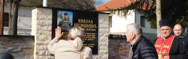 DA SE NIKAD NE ZABORAVI! U Dragincu otkrivena spomen-česma hrabrom policajcu Nikoli Krsmanoviću - brutalno ga ubio Faton Hajrizi: "Putokaz svima nama" (FOTO)