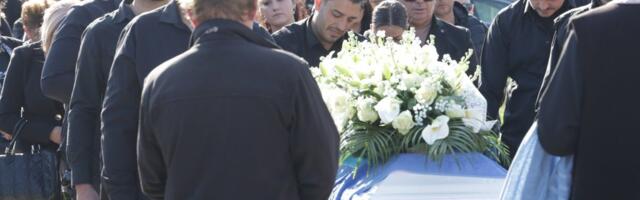 Potresni detalj sa sahrane Dragana Lazića: Evo zbog čega je Darko stavio peškir na kovčeg