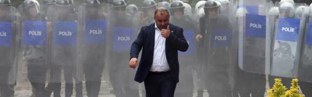 POLITIČKI HAOS U ANKARI! Turska policija sa suzavcem i gumenim mecima upala u sedište glavne opozicione stranke, izbili brutalni sukobi (FOTO/VIDEO)