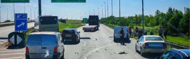 Među povređenima i dete: Stravičan sudar kod Dobanovačke petlje (FOTO)