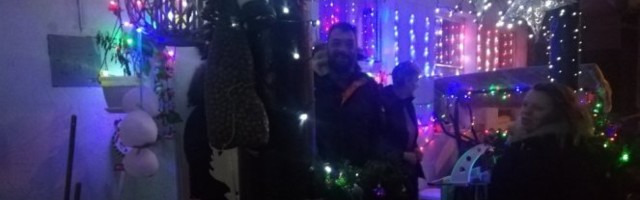 SVETLOM RASTERUJU CRNE MISLI: Tri složne majdanpečke porodice ne prekidaju tradiciju kićenja, UPRKOS KORONI/FOTO/VIDEO/