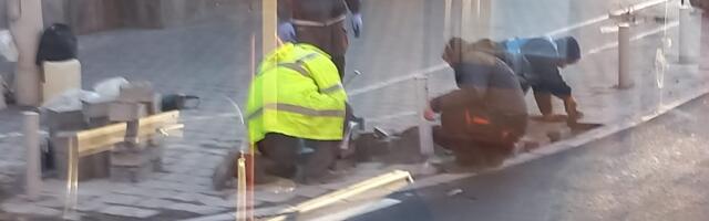 Od svitanja ponovo vade i čukaju kocke na Trgu republike!