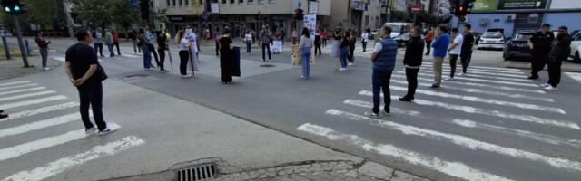 Kragujevčani 85. put na raskrsnici kod "Uzora" odali poštu žrtvama novosadske tragedije (FOTO)