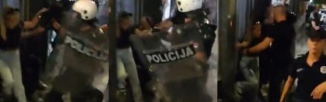 Policajac pendrekom krenuo na koleginicu u civilu? (VIDEO)