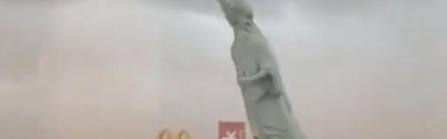 KIP IM ODE! Vetar oduvao najpoznatiju statuu (VIDEO)