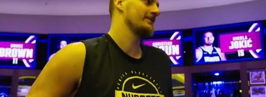 ISPLIVAO SNIMAK IZ SVLAČIONICE DENVERA! O ovome BRUJI PLANETA: Trener Nagetsa drži govor, okreće se ka Nikoli Jokiću, a onda... (VIDEO)