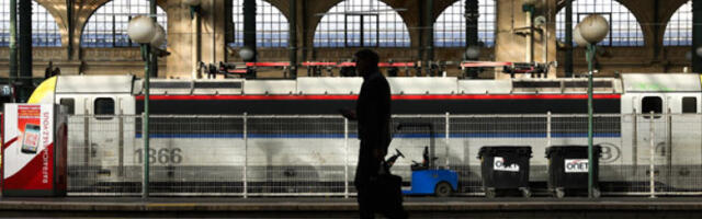 Два путника нападнута ножем у возу, нападач у бекству