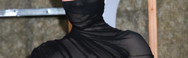 "Kovid" haljinom izazvala burne reakcije: "Zar nije čula da je epidemija prošla?" Da li je ovo izdanje vrhunac originalnosti ili kiks visoke mode?