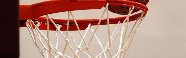 Potez večeri u NBA izveo – navijač! (VIDEO)