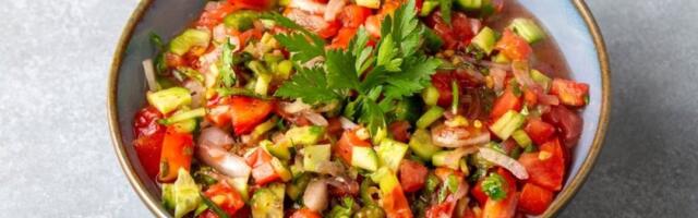 Posna salata sa pečenom paprikom i kikirikijem: Kremasta i pikantna, a osvaja ukusom