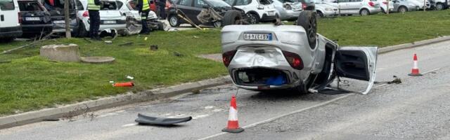 Auto pokosio parkirana vozila u Ulici Vladimir Rolovića (VIDEO)