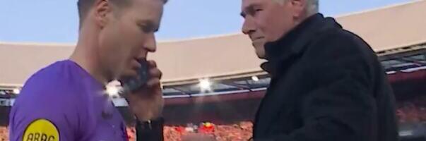 POZNATI FUDBALSKI SUDIJA PREKINUO FINALE DA BI SE JAVIO NA TELEFON! Nesvakidašnje scene obilaze Evropu i svi se pitaju o čemu se radi!