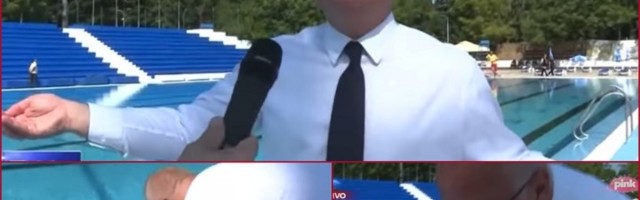 Šta smo bogu zgrešili? Vesić PIJE VODU IZ BAZENA (VIDEO)