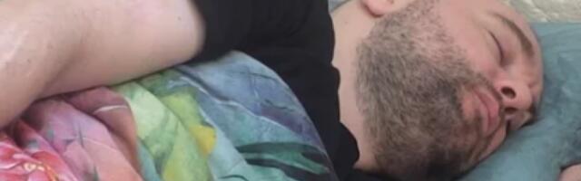 ZABILA ZVEZDANU NOŽ U LEĐA! Htela je da mu bude MAĆEHA, sad ga najstrašnije OSUĐUJE zbog udarca na slabije! (VIDEO)