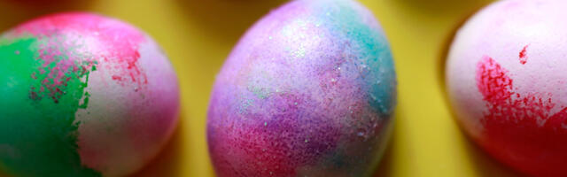 Ludi trik za farbanje jaja penom za brijanje