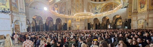 Evo koja imena sa estrade POMNO PRATE Božićnu liturgiju u Hramu Svetog Save: Pevačica se pokrila maramom, kompozitor ruku pod ruku sa ministarkom