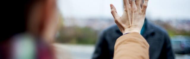 Golman u Kikindi pretukao ženu ispre škole! Pijan je udarao rukama i nogama