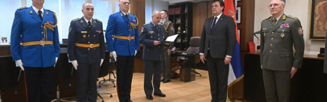 Gašić uručio oficirima Vojske Srbije ukaze o unapređenjima i postavljenjima na nove dužnosti (FOTO)