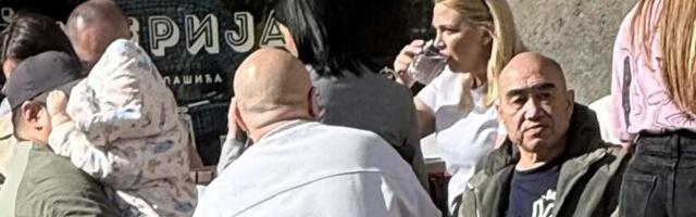 (FOTO) Milica Todorović prvi put u javnosti pije kafu i sunča se, a društvo joj pravi ovaj muškarac