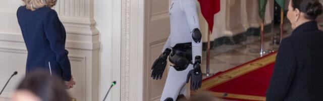 Robot posetio Belu kuću, prošetao sa Melanijom Tramp crvenim tepihom (VIDEO)