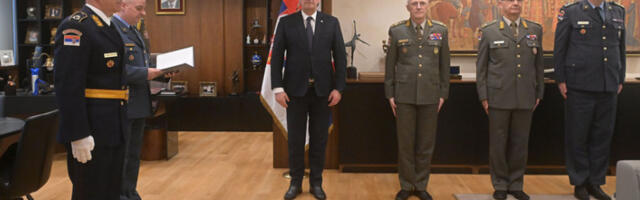 ​Гашић уручио Милосављевићу указ о постављењу на нову дужност