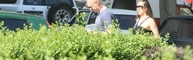 PEVALA NOVAKU ĐOKOVIĆU, danas OKOPAVA BAŠTU: Folkerka pokazala imanje, mikrofon okačila o klin: "Svega mi je preko glave"