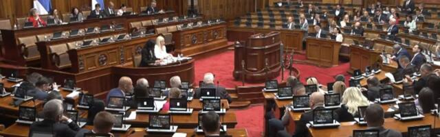 Poslanici opozicije pitaju na razne teme, tvrde i da je „bojler postao luksuz“