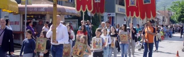 Vlasotince sutra slavi slavu – posle liturgije litije do Krsta
