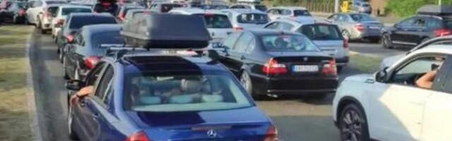 STRAVIČNA NESREĆA KOD EVZONIJA, IMA MRTVIH: Žestok sudar automobila i kamiona paralisao saobraćaj