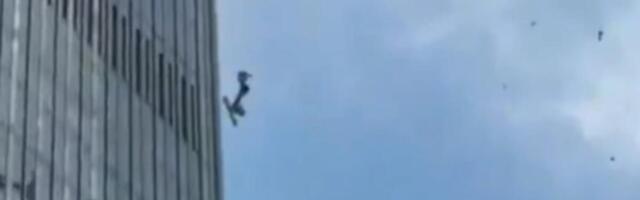 "Bilo je glasnije od vatrometa" Avion se zakucao u jednu od najviših zgrada na svetu! Ljudi panično bežali (VIDEO)