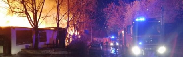Požar na auto-otpadu, gore stari automobili