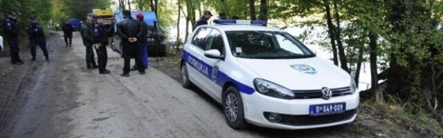 SPASILAČKE EKIPE I POLICIJA NA JEZERU PERUĆAC, ČEKAJU SE RONIOCI IZ ŽANDARMERIJE! Muškarac skočio u jezero