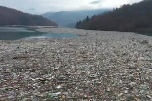 Лим постаје плутајућа депонија -  шта су поплаве избациле на површину